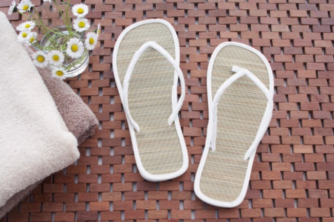 Pencinta sandal jepit atau flip flop biasanya orang yang sangat tenang dan mudah beradaptasi. Mereka senang mengikuti arus dalam hidup. Daripada mati pada tekanan masyarakat, mereka lebih suka melakukan hal yang membuat bahagia. Orang itu siap untuk apa saja, sangat santai, dan tidak konvensional, tambah Kelada. Foto: Getty Images