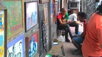 Meski terlihat sepi pada hari kerja, namun markas ini akan mendadak ramai pada akhir pekan. Karena di sinilah para Slankers berkumpul. Baik untuk mengobrol atau mengaji bersama (Shafa/detikTravel)