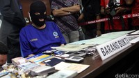 Tersangka berinisial GP dihadirkan dalam jumpa pers.