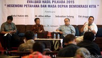 Koordinator Forum Masyarakat Peduli Parlemen Sebastian Salang (kanan), pengamat politik Alfan Alfian (dua dari kanan), dan Direktur Eksekutif Skala Survei Indonesia Abdul Hakim MS (dua dari kiri) menjadi pembicara dalam diskusi tersebut.