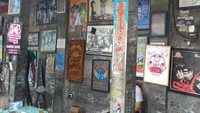 Namun tak sedikit juga yang datang untuk melihat dan berfoto dengan latar tembok itu. Jika sudah begitu cinta, mereka bisa terharu dan menangis saat sampai di markas (Shafa/detikTravel)