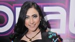 Berbusana Tenun, Amel Alvi Seksi Pamer Perut
