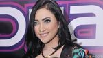 Berbusana Tenun, Amel Alvi Seksi Pamer Perut