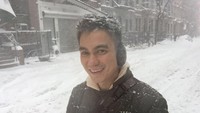 Meski tengah badai salju di New York, Baim Wong tetap narsis. (dok. Pribadi)