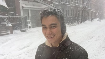 Brrr... Baim Wong Tetap Narsis di Tengah Badai Salju