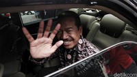 Djoko Setiadi melambaikan tangan kepada wartawan saat meninggalkan gedung KPK.