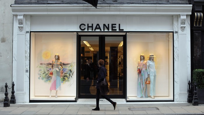 Toko Chanel LONDON, ENGLAND - JANUARY 24: A person walks by the Chanel store on Bond Street on January 24, 2011 in London, England. Despite the expected retail slump, sales of luxury goods are booming, with many companies posting large profits. (Photo by Dan Kitwood/Getty Images)