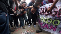 Massa juga tampak membawa spanduk dalam aksinya.