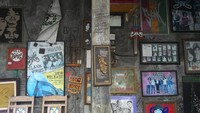 Menurut Dewa, penjaga Markas Slank, mereka datang ke sini sambil membawa oleh-oleh pigura. Nantinya dipajang. Makanya begitu banyak pigura yang terpajang di sini kan (Shafa/detikTravel)