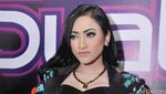 Berbusana Tenun, Amel Alvi Seksi Pamer Perut