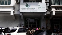 Dinas Kesehatan DKI Jakarta bersama Polda Metro Jaya dan Imigrasi menggeledah Chiropractic Indonesia di Permata Senayan, Jakarta, Selasa (26/1/2016). 