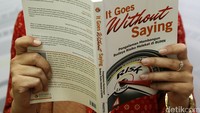 Pengunjung membaca buku It Goes Without Saying karya Dirut Peruri Prasetio.