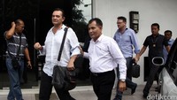 Dua pekerja asing diamankan dalam penggeledahan tersebut. 