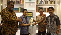 Cak Imin menyerahkan plakat PKB kepada perwakilan suku Bajo.