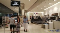 Di pintu keluar ada toko suvenir yang menjual ragam barang bertuliskan Burj Khalifa dan Dubai. Burj Khalifa memang memberi pengalaman luar biasa (Ine/detikTravel)