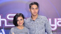 Marsha tampak cantik dengan dress abu-abu dari Lotuz yang dipadu heels silver sementara El tampan berkemeja dengan warna senada. Pool/Noel/detikFoto.