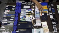 BNN mengamankan barang bukti seperti handphone, ATM, buku tabungan, uang, KTP hingga perhiasan.