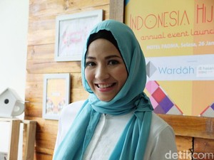 Gaya Berhijab Simpel Natasha Rizki Terinspirasi dari Hana Tajima