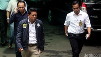 Dirkrimum Kombes Krishna Murti (kiri) mendatangi Kejati DKI untuk melakukan gelar perkara (ekspose) kematian Mirna Salihin (27) yang diduga diracun sianida, Selasa (26/1/2016).
