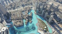 Pemandangan dari atas Burj Khalifa. Tampak kolam air mancur raksasa, gedung dan pertokoan di bagian bawah (Ine/detikTravel)