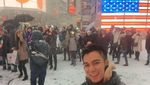 Brrr... Baim Wong Tetap Narsis di Tengah Badai Salju