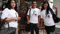 Sementara Pendukung RJ.Lino mengenakan kaos bergambar mantan Direktur Utama Pelindo II dengan tulisan Save R.JLino, Save Putra Bangsa. 