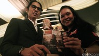Angga Dwimas Sasongko (kiri) saat menujukkan DVD film Surat dari Praha.