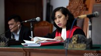 Hakim Udjianti membacakan putusan sekitar 1 jam.