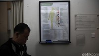 Petugas mengamankan dua pekerja asing bersama barang bukti lainnya dan saksi ke Polda Metro Jaya untuk dimintai keterangan lebih lanjut.