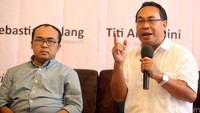 Koordinator Forum Masyarakat Peduli Parlemen Sebastian Salang (kanan) memberikan pemaparan.