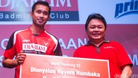 Djarum Foundation memberikan penghargaan berupa uang tunai kepada Dionysius Hayom Rumbaka.