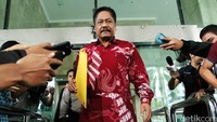 Budi Supriyanto bergegas menuju mobilnya yang menunggu di depan gedung KPK.