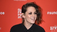 Rambutnya yang terlihat bergelombang ditata ke samping. Nicholas Hunt/Getty Images for Sundance Film Festival/detikFoto.