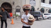 Ada pedagang yang menjual topi di sekitar gereja. Topi yang dijual beraneka warna, traveler tinggal pilih sesuka hati (Niken/detikTravel)