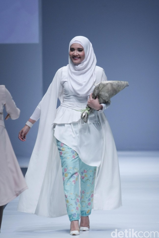 Koleksi yang ia bawa ke London bertajuk Batavia kembali ia sajikan di Jakarta Fashion Week tahun 2016. Ia tampil elegan dengan atasan berwarna putih. Foto: Mohammad Abduh