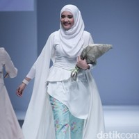 Koleksi yang ia bawa ke London bertajuk Batavia kembali ia sajikan di Jakarta Fashion Week tahun 2016. Ia tampil elegan dengan atasan berwarna putih. Foto: Mohammad Abduh