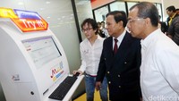Prabowo Subianto mencoba fasilitas belanja online.