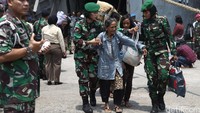 Sebagai dari mereka tampak kelelahan.