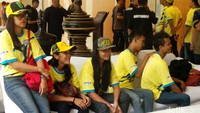 Meski cuma dapat kesempatan singkat bertemu bintang idolanya, mereka yang datang ke meet and greet mengaku puas dan sangat senang.