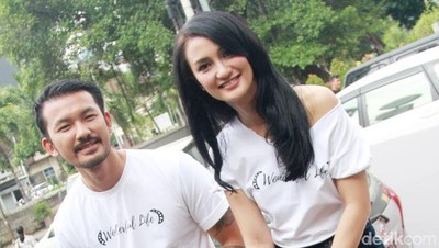 Atiqah Hasiholan dan Rio Dewanto Selalu Serasi