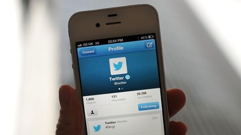Twitter menawarkan ide segar sebagai media sosial, yakni teks saja saat itu. Twitter sering disebut microblogging. Foto: GettyImages/Bethany Clarke