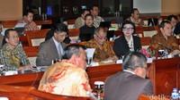 Ketua KPK Agus Rahardjo hadir bersama 4 pimpinan KPK lainnya, Basaria Panjaitan, Alexander Marwata, Saut Situmorang, dan Laode Muhammad Syarif.