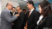 Ketua Organda DKI Jakarta Safruhan Sinungan menyematkan pin kepada Ketua Unit Angsuspel Organda Provinsi DKI Jakarta Hally Hanafiah. Ist/Organda DKI.