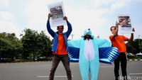 Yang disayangkan Scorpion Wildlife ini, presiden membeli burung dari pasar satwa yang hampir seluruhnya diambil tanpa izin dari alam sehingga patut diduga ilegal.