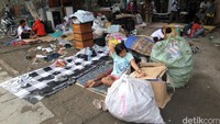 Warga tidur dengan alas seadanya.