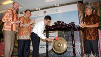 Staf Ahli Menteri Bid Ekonomi dan SDA Kementerian Lingkungan Hidup Agus Jusnianto memukul gong sebagai tanda dibukanya Program Kemitraan Bentang Alam Berkelanjutan. Lamhot Aritonang/detikFoto.
