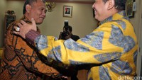 Ketua Komisi III yang baru Bambang Soesatyo menyalami Ketua KPK Agus Rahardjo.