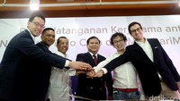 (Kiri ke kanan) Direktur Grup Lippo John Riady, Chief Financial Officer Nusantara Energy Simon Aloysius Mantiri, Chairman MatahariMall Emirsyah Satar, Chairman Nusantara Polo Club Prabowo Subianto, CEO MatahariMall Hadi Wenas, dan Chief Financial Officer MatahariMall Andrew Kandolha menyatukan tangan usai penandatanganan kerja sama.