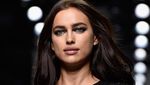 Irina Shayk Pamer Kaki Jenjang di Paris Fashion Week