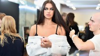 Penampilan Irina di belakang panggung sebelum beraksi di runway. Pascal Le Segretain/Getty Images/detikFoto.